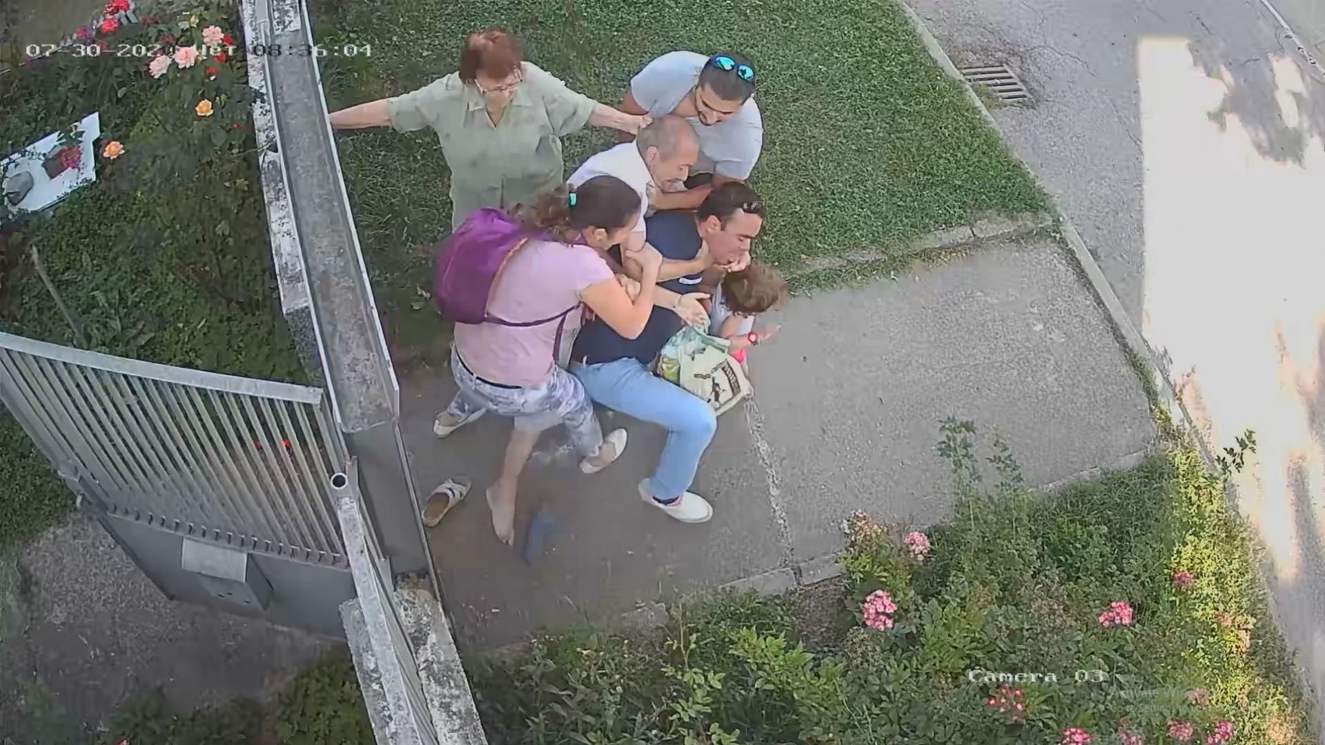 Охранителни камери запечатаха как баща отне със сила детето си от майка му в Елин Пелин (видео)
