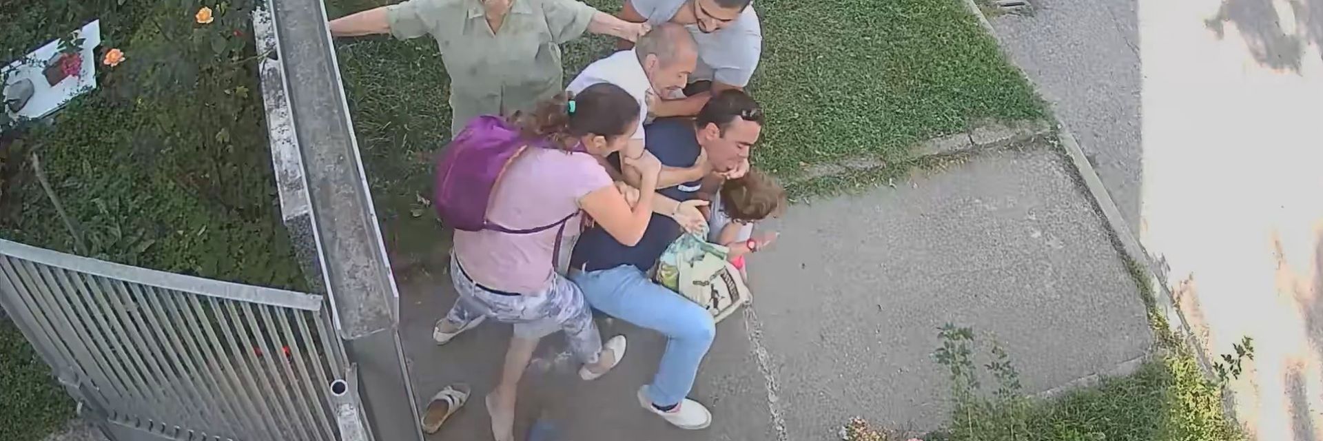 Охранителни камери запечатаха как баща отне със сила детето си от майка му в Елин Пелин (видео)