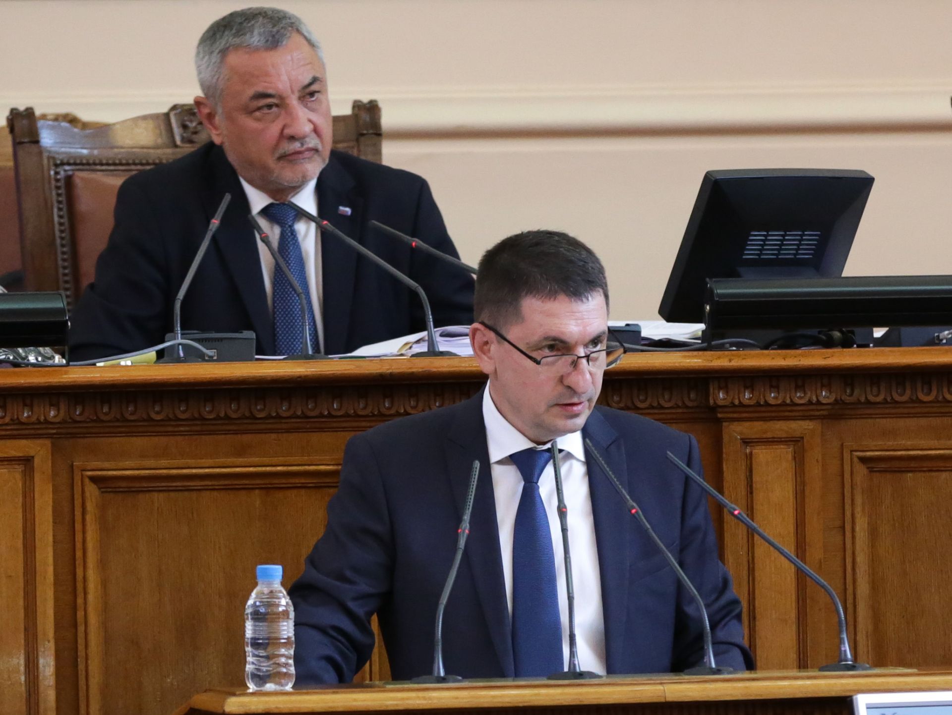 Министърът на вътрешните работи Христо Терзийски посочи, че промяната се е наложила заради работата на МВР от 13 март насам