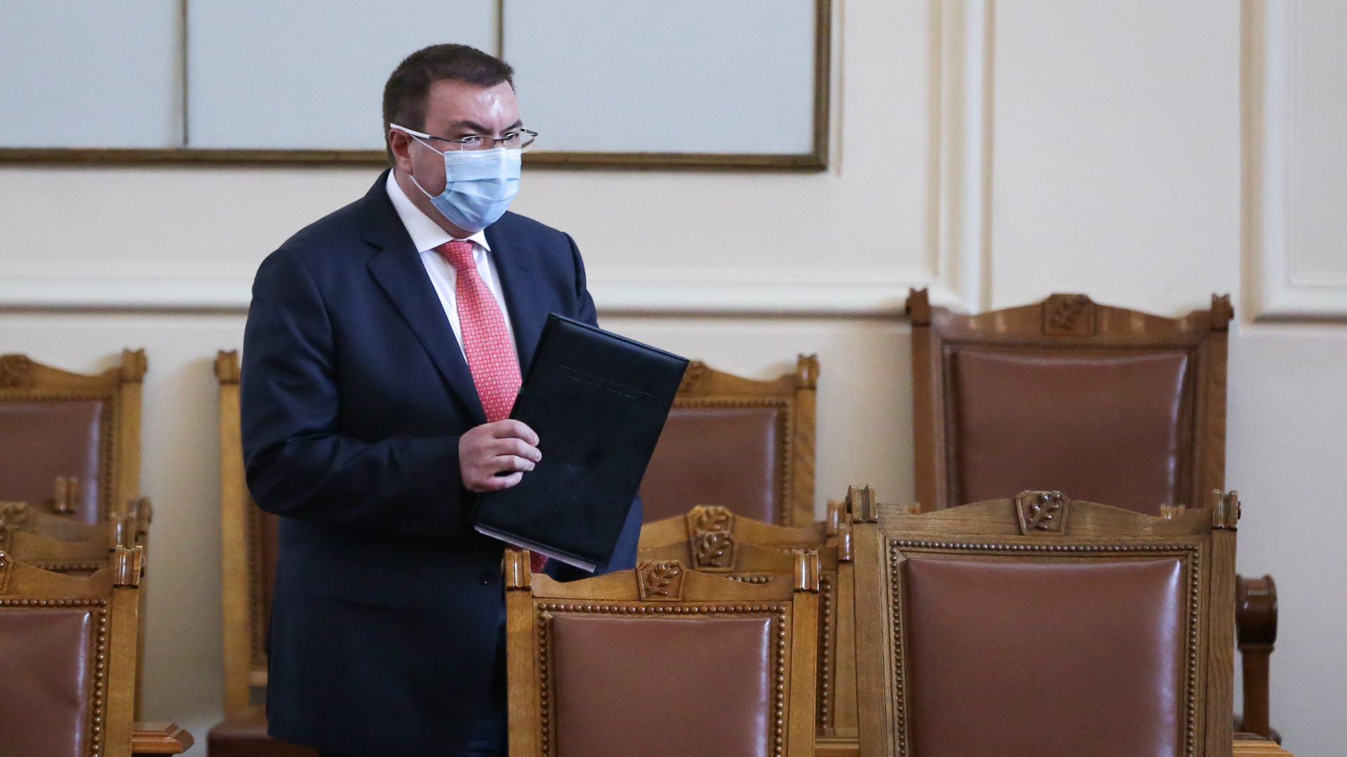 Здравният министър разкритикува депутати, че са в парламента без маски