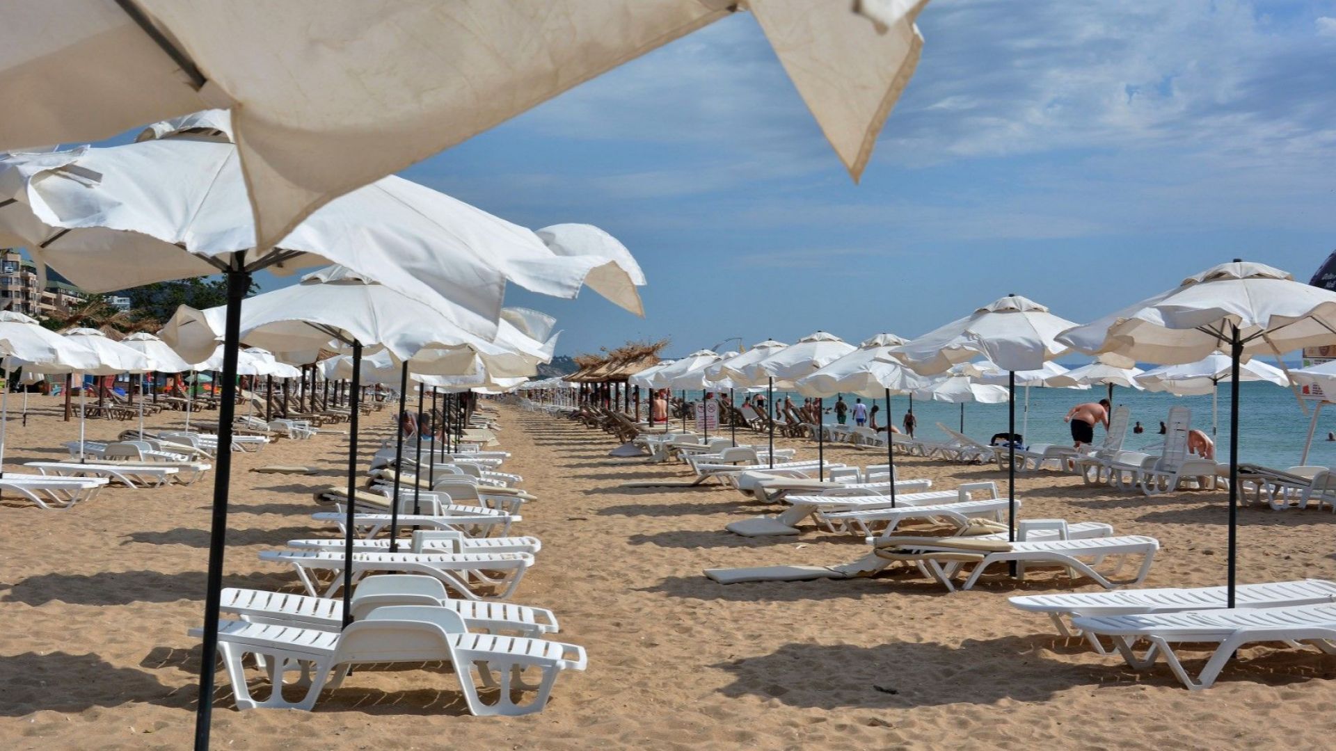 Проблеми с чадърите на плажа са на път да съсипят летния сезон
