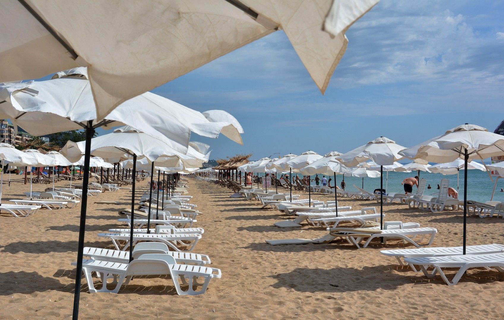 Хотелите и плажовете в Златни пясъци са почти празни. Цените на чадъри и шезлонги са доста под средните за Черноморието
