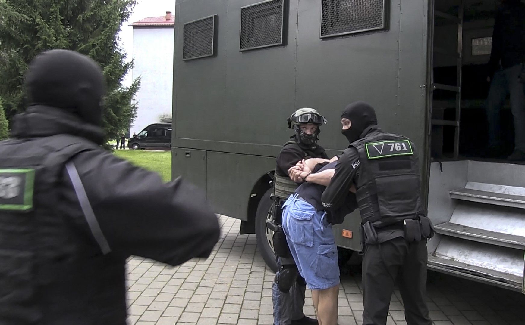 Беларуски спецчасти арестуват руснак, заподозрян в подготвяни безредици преди президентските избори на 9 август. Общо 33-има руснаци бяха задържани край Минск на 29 юли