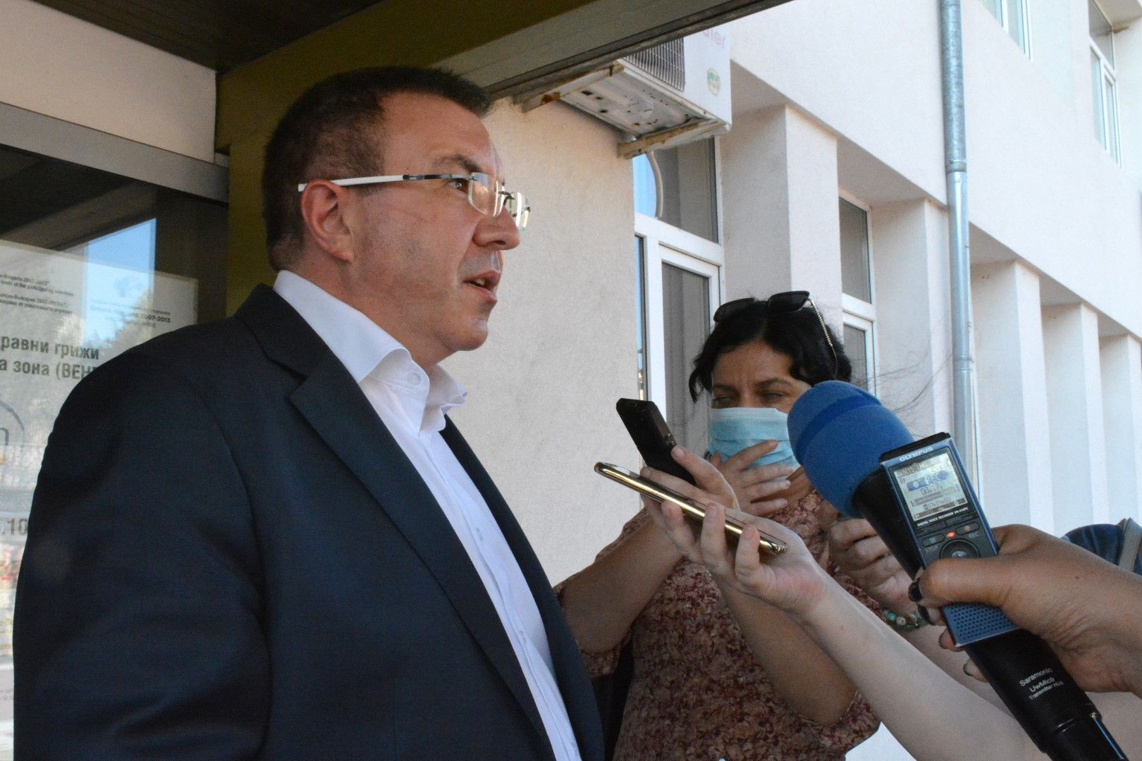 Здравният министър проф. Костадин Ангелов посети Благоевград, където се запозна с работата на областния оперативен щаб за борба с коронавируса и с капацитета на лечебните заведения в областта