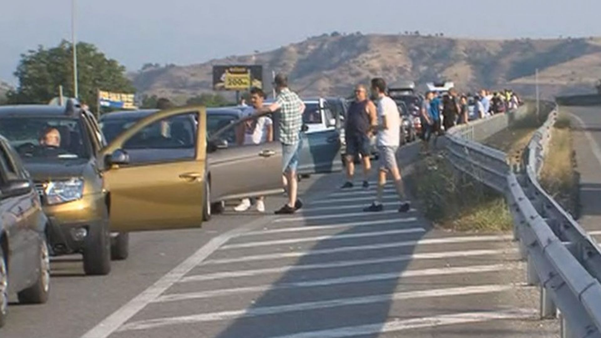 Километрична колона от коли на "Кулата”, чака се с часове за влизане в Гърция
