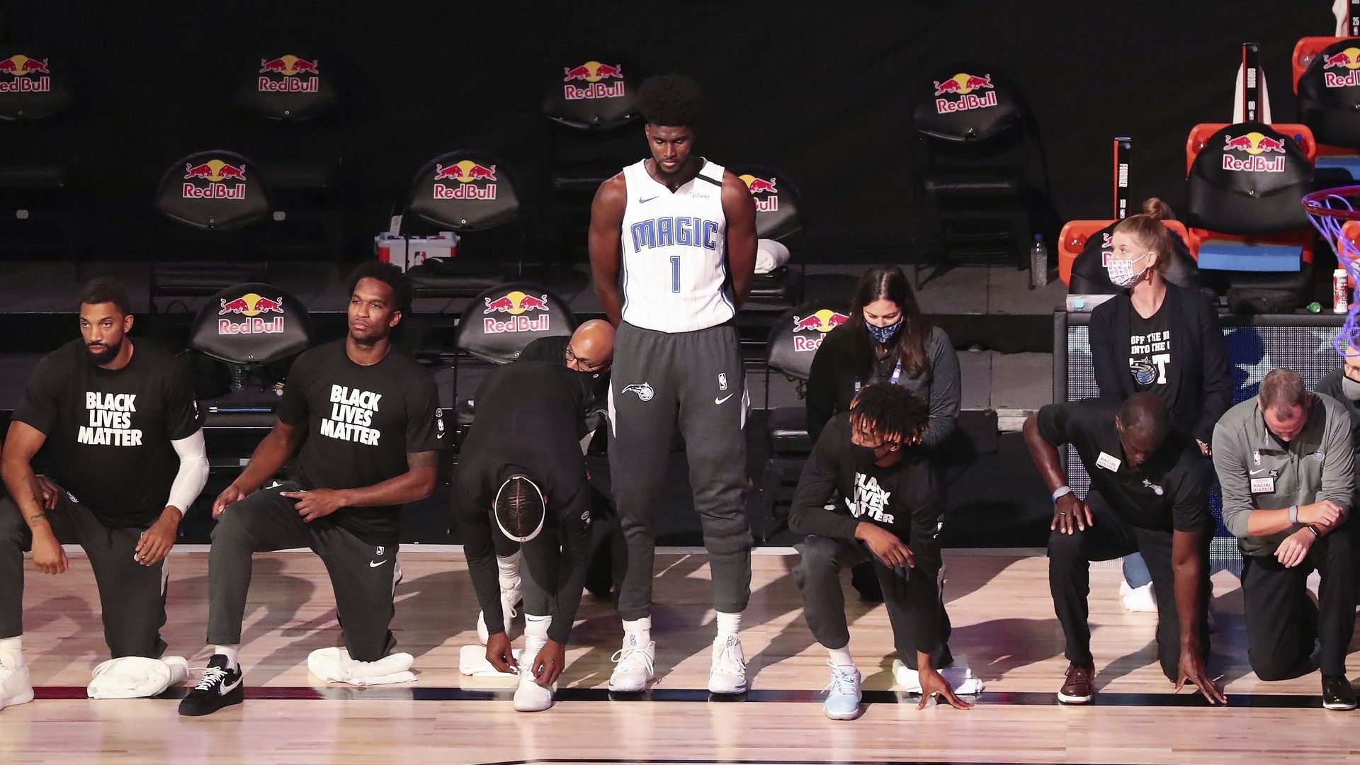 Първи играч в НБА отказа да коленичи по време на химна