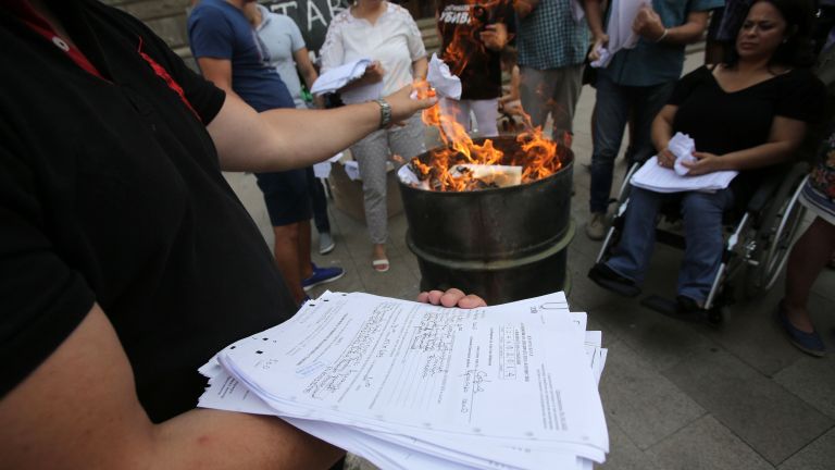 Мая Манолова запали изборни протоколи пред ЦИК (снимки)