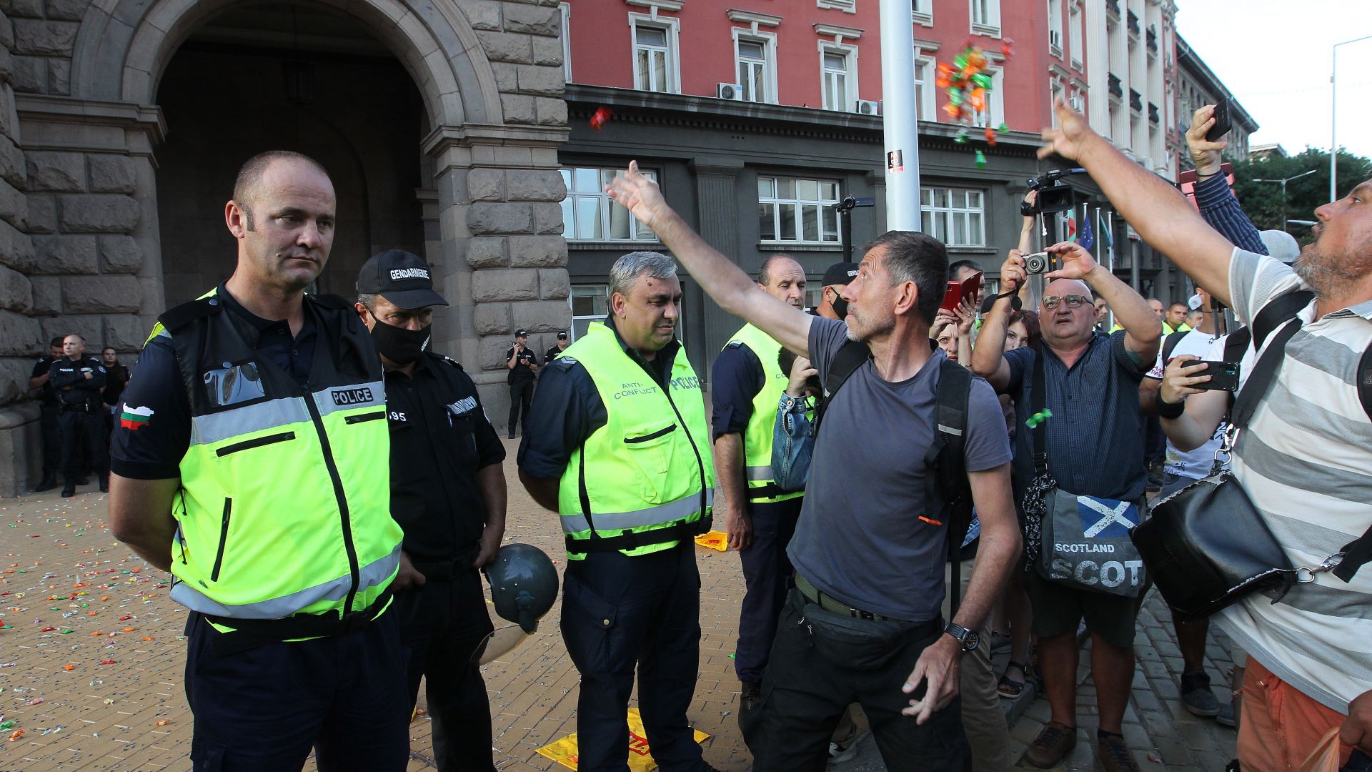 Намаляват полицаи на протестите в София заради бум на Covid-19 сред тях