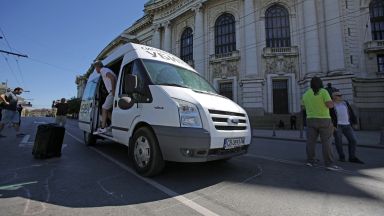 Полицията не позволи на буса на "Системата ни убива" да стигне до Орлов мост (снимки)