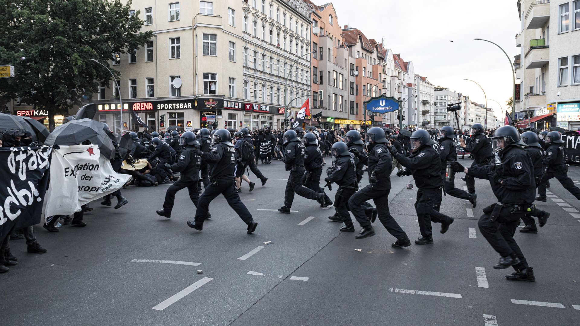 Над 40 полицаи са ранени при вчерашните демонстрации в Берлин (снимки)