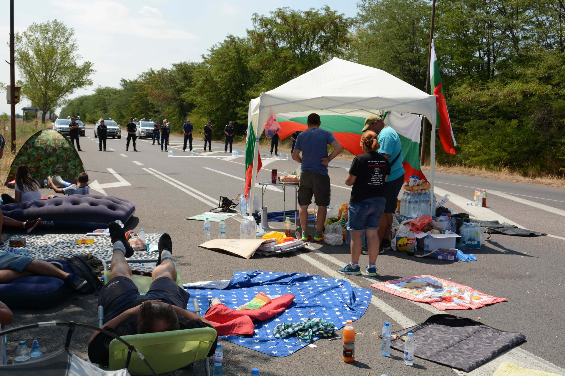Трети ден пътят Стара Загора- Хасково е блокиран от протестиращи в района на летището край града