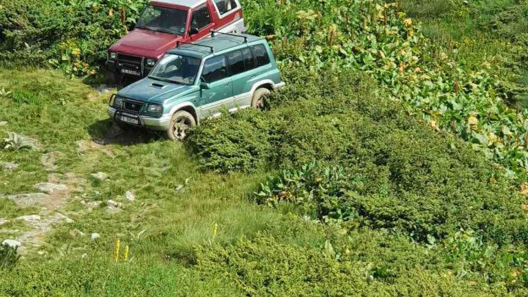 Джип е преминал през крака на полицай, охраняващ пътя за