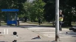 Останалият без ръка моторист вече диша сам, лекарите продължават да се борят за живота му