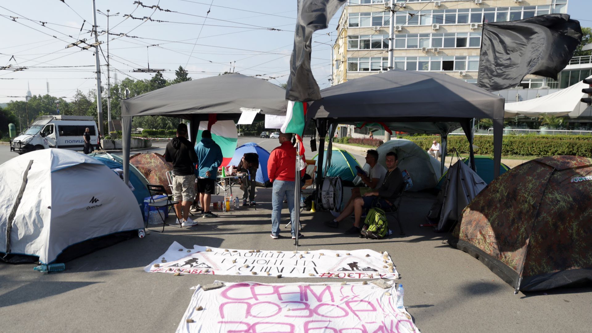 СДВР: 50 души блокират 3 кръстовища в София