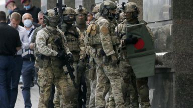 Спецчасти в Киев щурмуваха банка след бомбена заплаха и заложническа драма (видео)