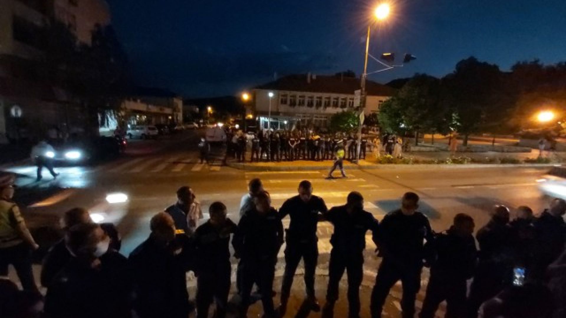 МВР-Благоевград проверява полицай, заплашил протестиращ: "Ще си имаш големи проблеми"