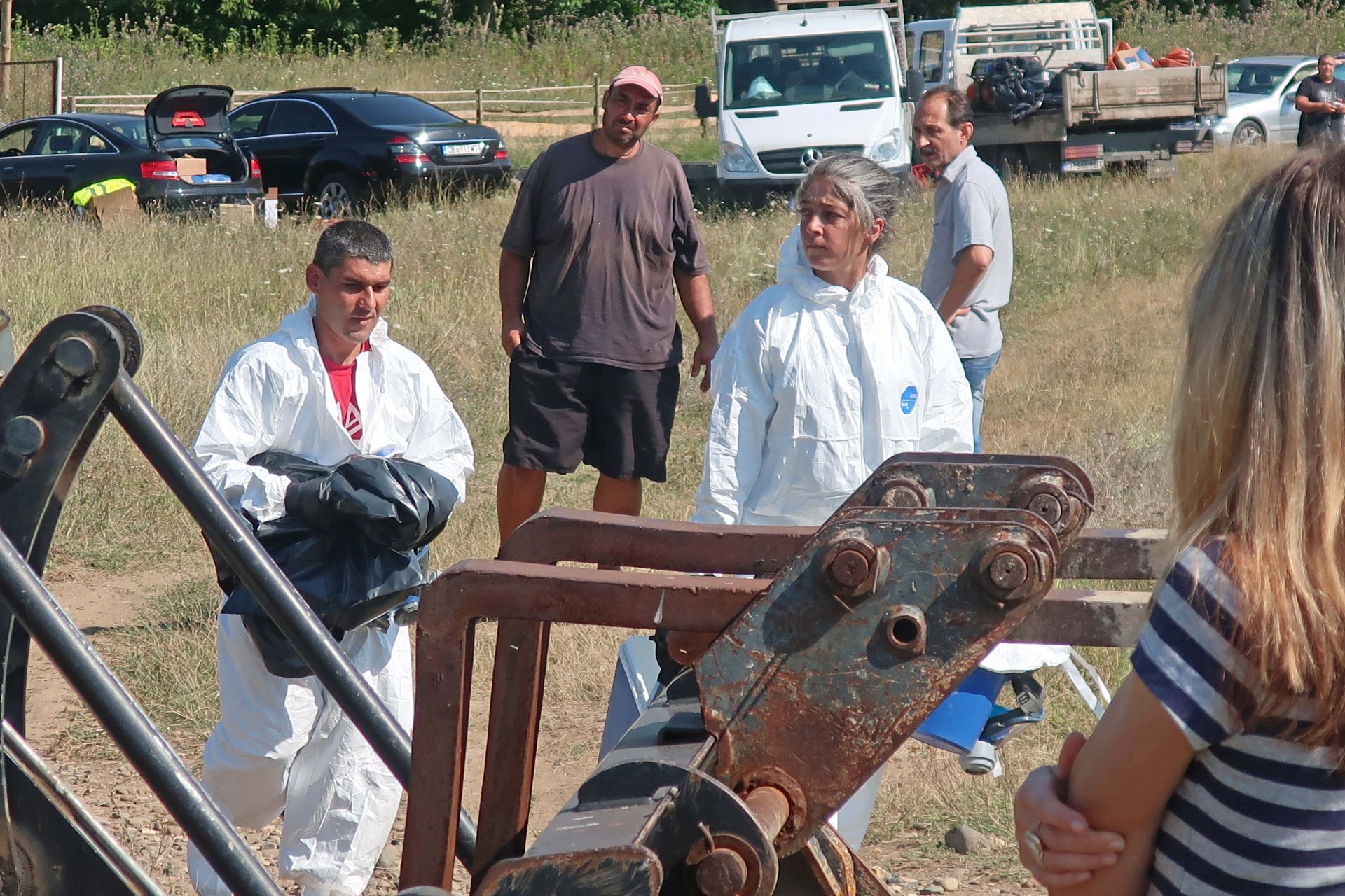 Проверка на място на загробените пестици в бившо ТКЗС край село Радомирци