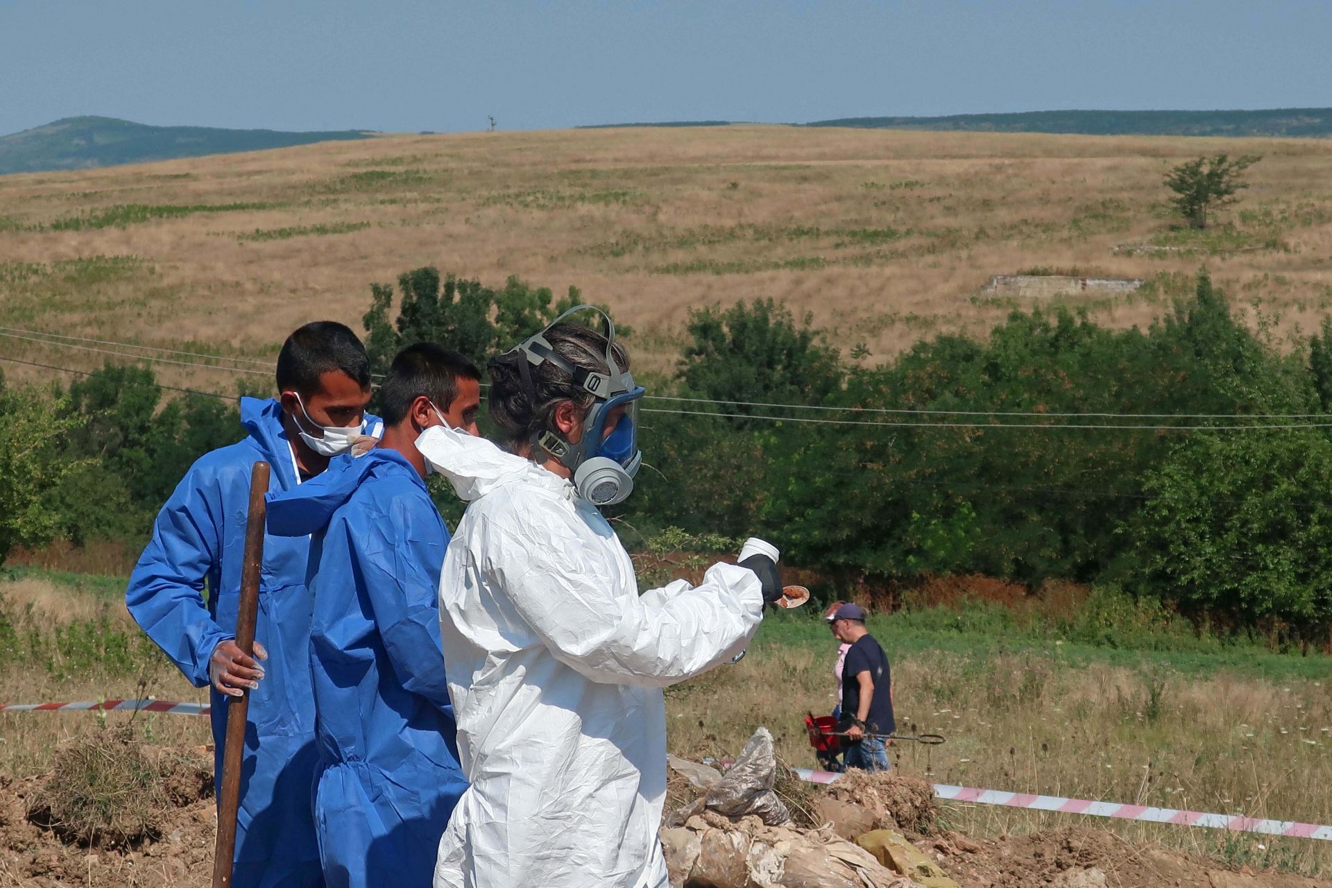 Проверка на място на загробените пестици в бившо ТКЗС край село Радомирци