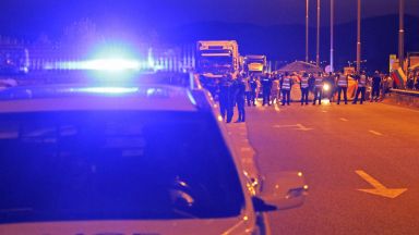 Тежък пътен инцидент с двама пострадали е станал в района