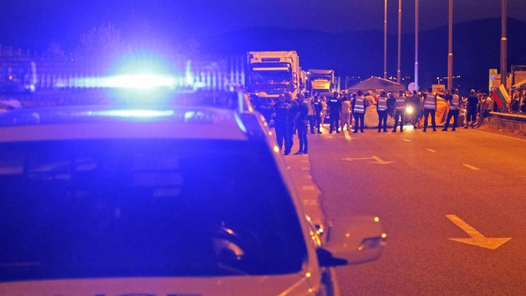 Тежък пътен инцидент с двама пострадали е станал в района