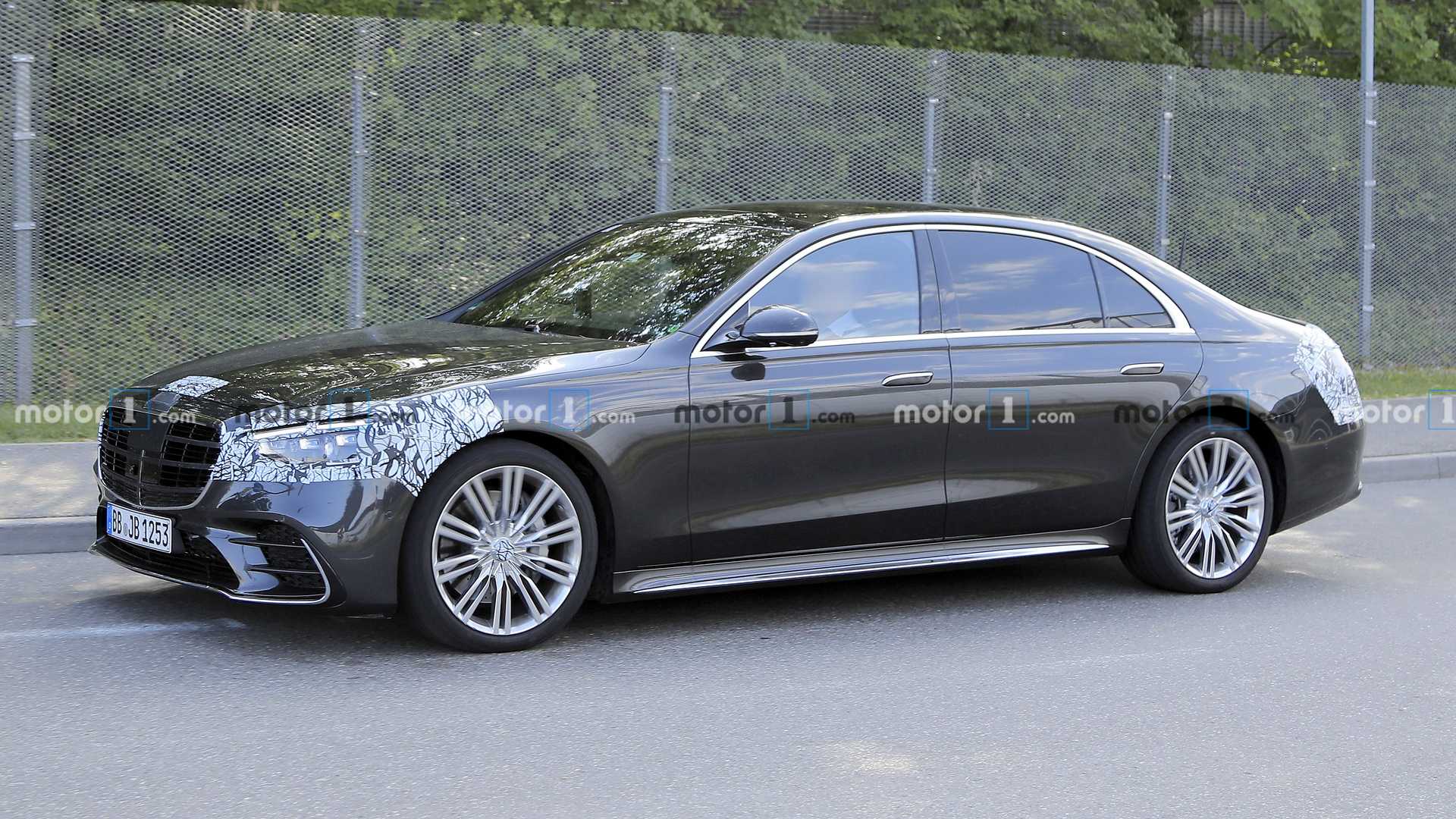 Нова порция от снимки на новия Mercedes S-Class