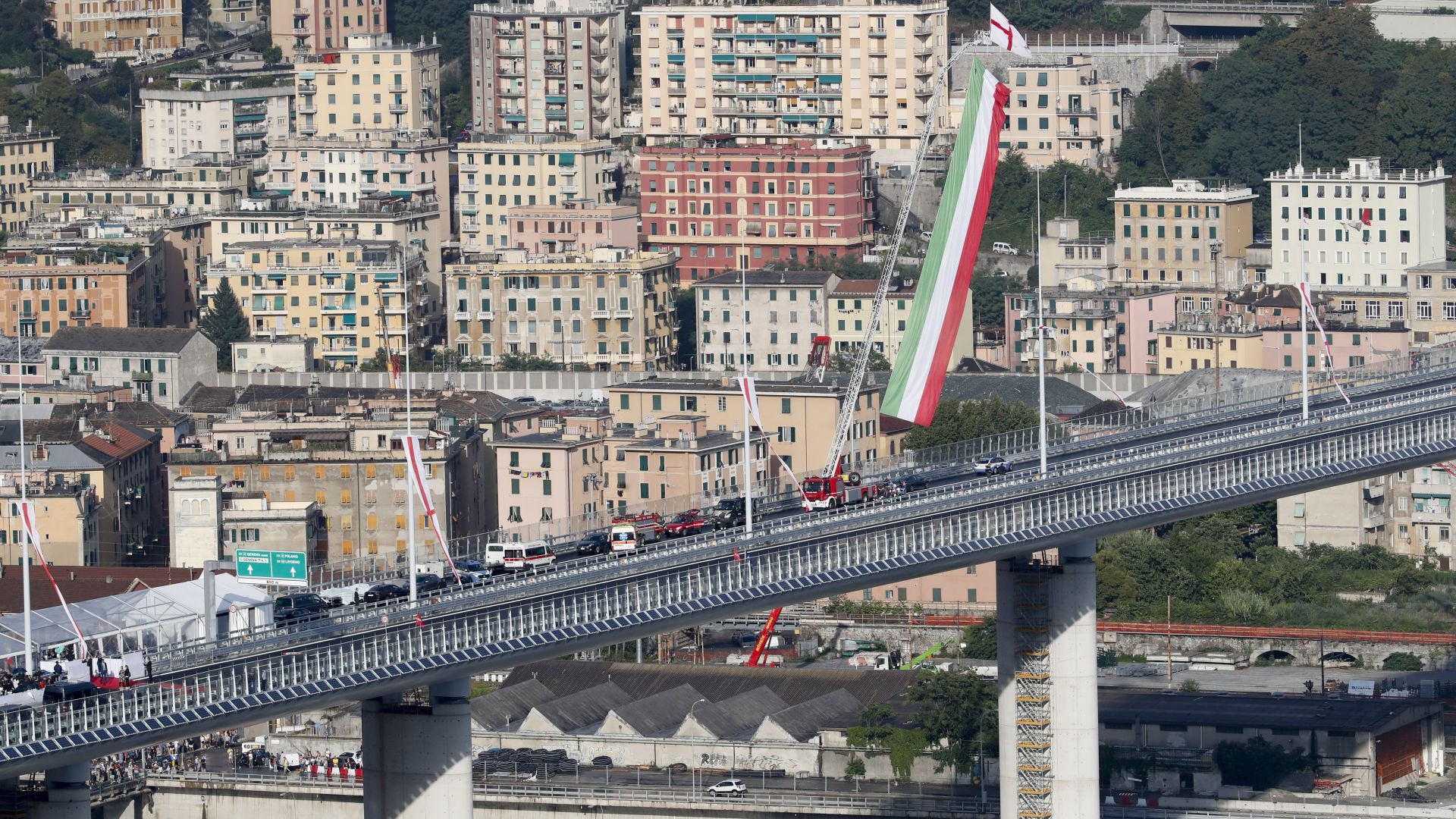 След рекордно бързото построяване: Пуснаха предсрочно движението по новия мост в Генуа