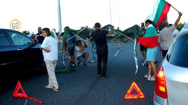 На косъм от стълкновения заради блокади из цялата страна в 37-ия ден на протест