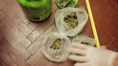 Пет души са задържани при специализирана полицейска операция в Бургас
