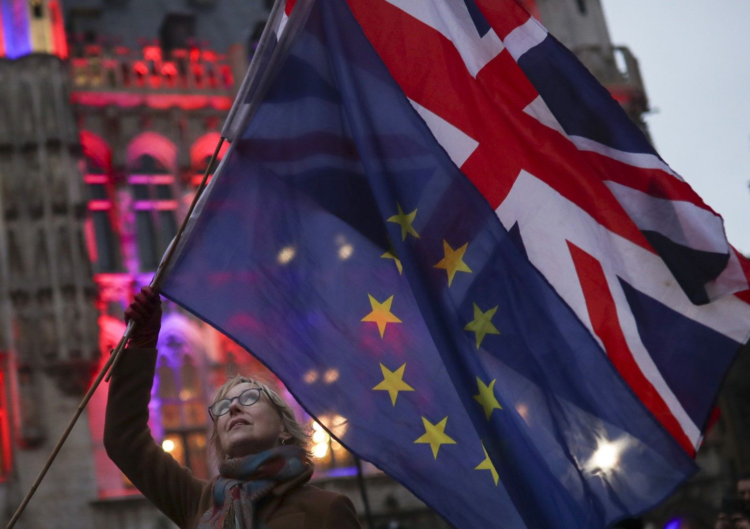 30 януари 2020 г. жена държи флаговете на Обединеното кралство и Европейския съюз по време на събитие в Брюксел. Броят на британците, които се преместват да живеят в страни от ЕС се покачи след вота за Brexit през 2016 г., съобщи британско-германско проуч