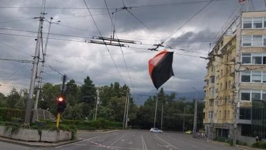 Силният вятър издуха част от палатките на протестиращите майки (снимки)