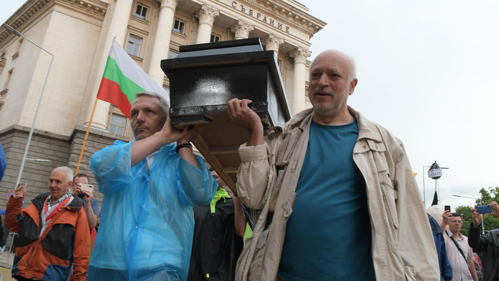 28 ден на протести: Тикви и ковчег с кръст с надпис "Борисовата диктатура" (снимки)