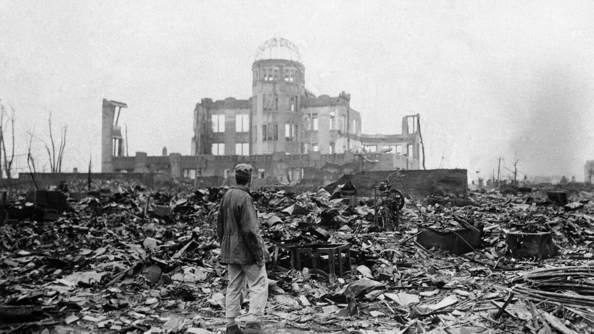  Мнозина дефинират атомната бомбардировка на Япония като геноцид и военно закононарушение 
