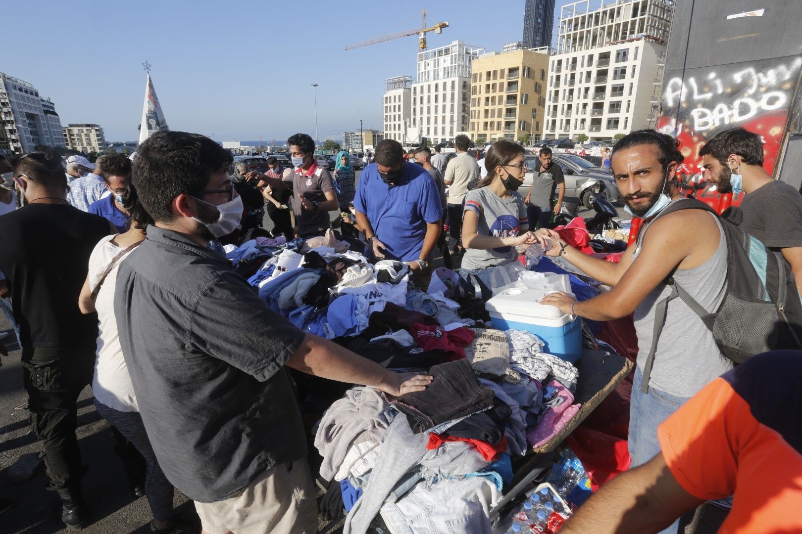 Хора събират дарения в центъра на Бейрут и се очакват отговори кой и как причини огрроманата експлозия на пристанището 