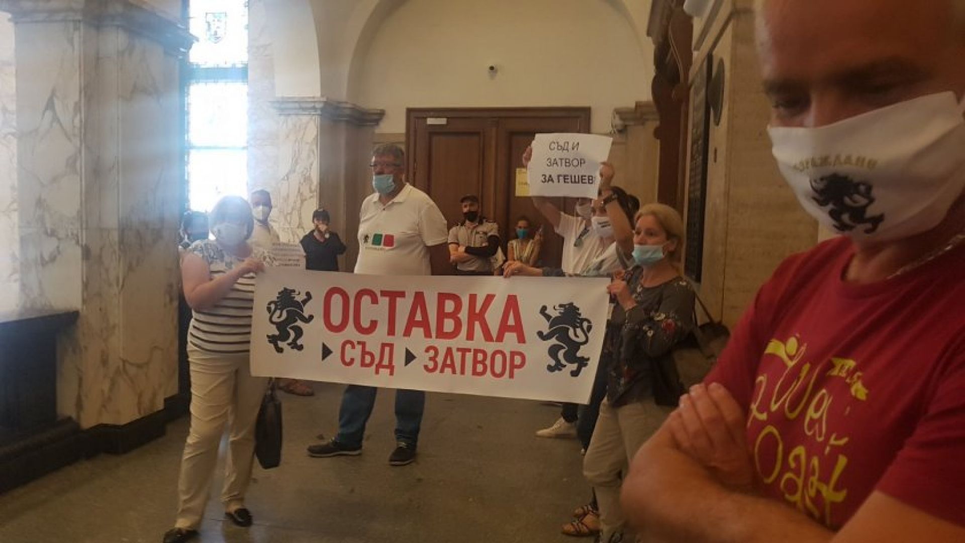 Лидерът на "Възраждане" нахлу в Съдебната палата, протестира пред кабинета на Гешев