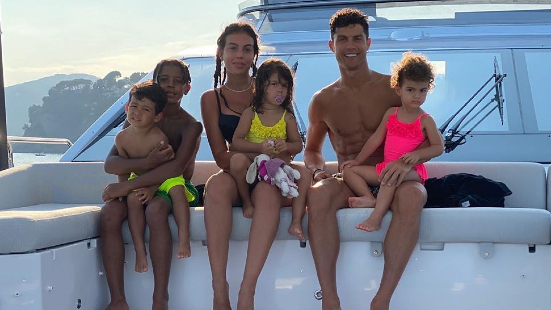 Роналдо се чувства обичан в компанията на децата си
