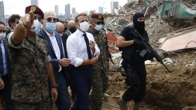 В опустошения Бейрут Макрон призова за "смяна на системата" на властта в Ливан (снимки)