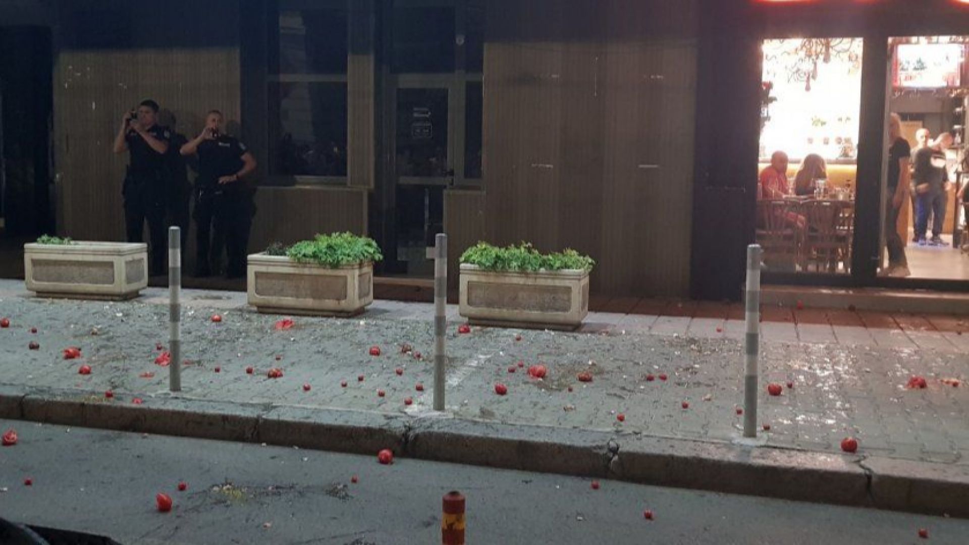 29-и ден на протести: Яйца и домати полетяха към сградата на НФСБ в София (снимки)