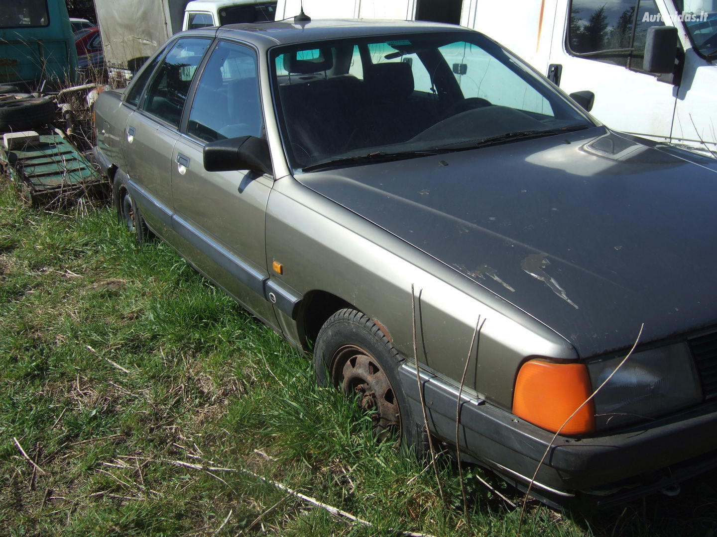 Старо Audi пали след 15 години в полето (видео)