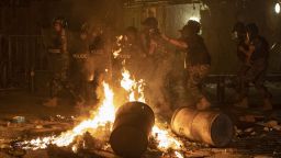 Яростни сблъсъци на антиправителствен протест в Бейрут след взрива (снимки)
