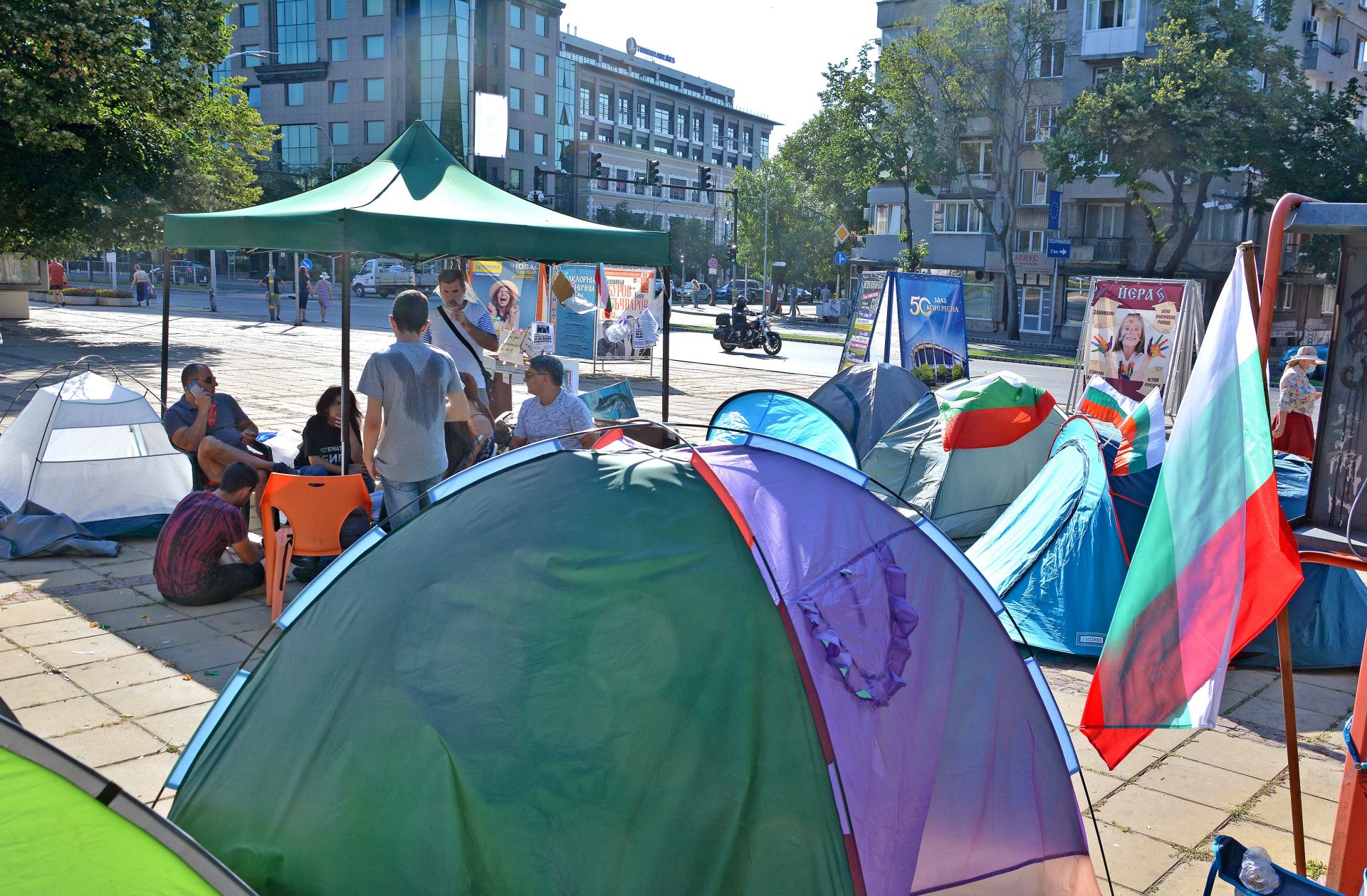 Рано сутринта в петък, 7 август, полицията разтури палатковите лагери на протестиращи, с които бяха блокирани възлови кръстовища в няколко градове - София, Пловдив, Варна