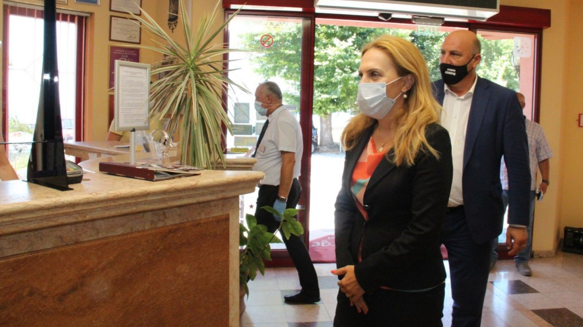 Марияна Николова изненадващо инспектира хотел в Поморие (снимки)