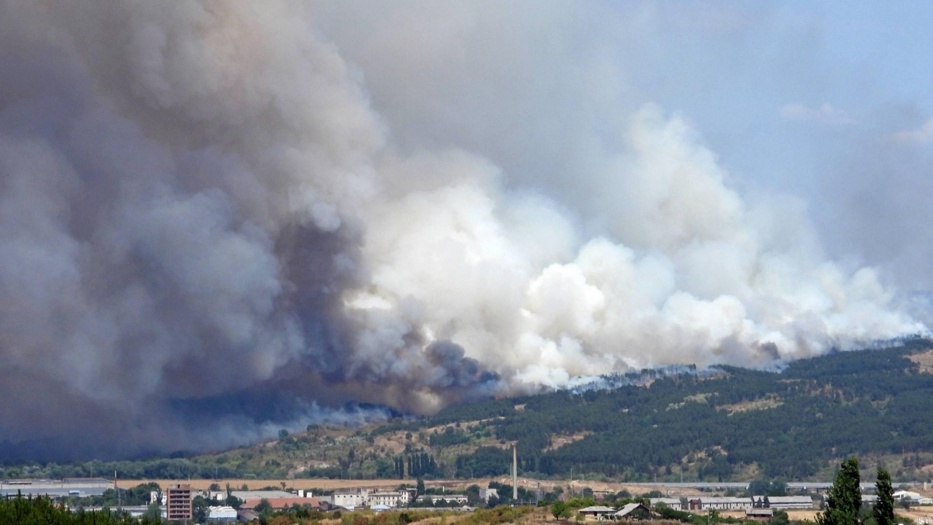 Затвориха магистрала "Марица" заради задимяване от пожара в Харманлийско