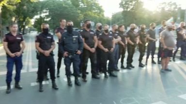 30-ият ден на протести започна с опити за две блокади и задържан