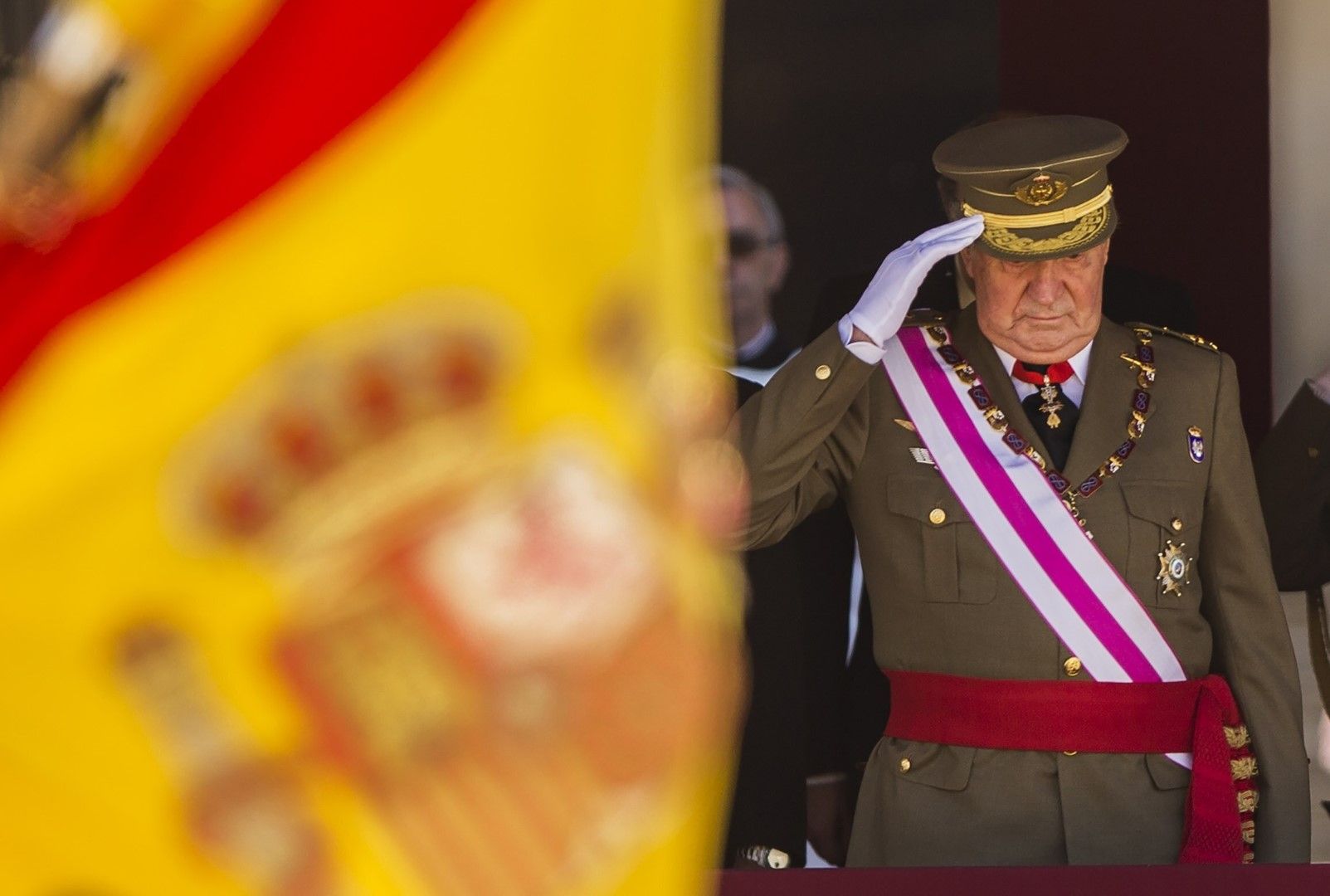 Бившият крал на Испания Хуан Карлос по време на военна церемония през 2014 г.