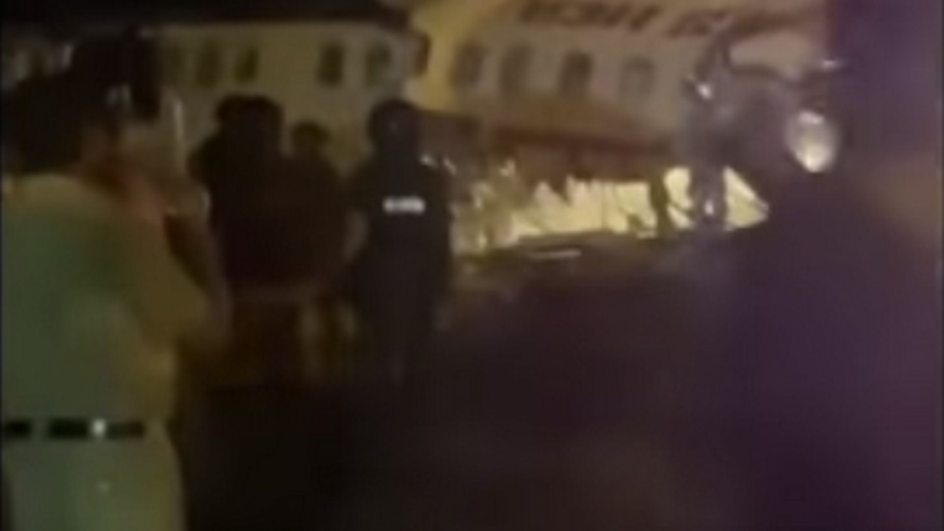 Самолет се разцепи на две в Индия, има загинали (видео)