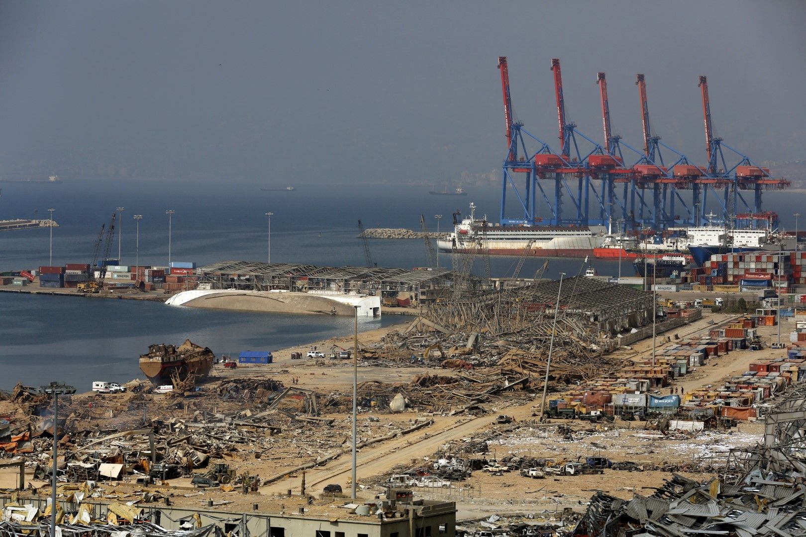 Опустошеното пристанище в Бейрут след взрива на 4 август