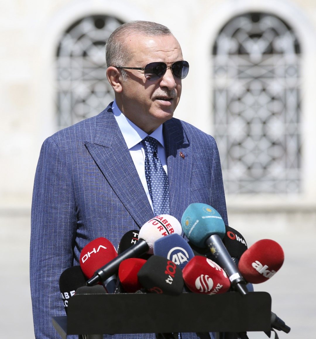 Реджеп Тайип Ердоган говори пред подръжници и медии след петъчната молитва в Света София в Истанбул, 7 август