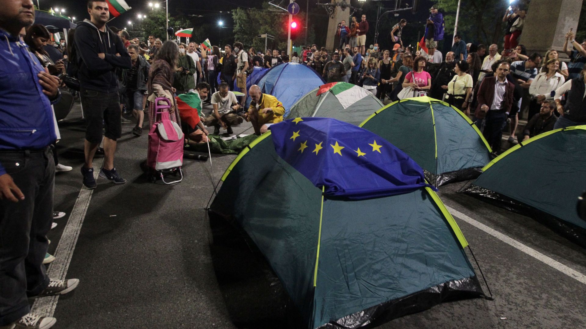30-и ден на протести: Орлов мост отново с палатки (снимки)