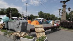 Протестиращи обсаждат Второ РПУ, искат си отнетите вещи от Орлов мост