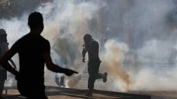 Хиляди гневни ливанци на протест в Бейрут, над 100 ранени при сблъсъци с полицията
